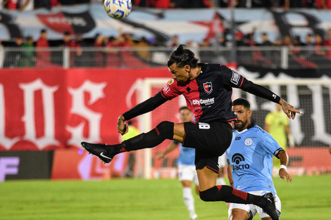 Newell's jugó con línea de cinco en defensa, entre ellos Cuesta