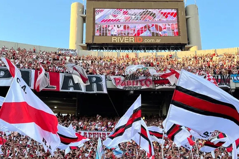 La hinchada de River se impacientó cuando el gol no llegaba y cantó el hit del verano