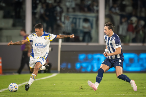 Coronel lanza la pelota ante la mirada de Galarza