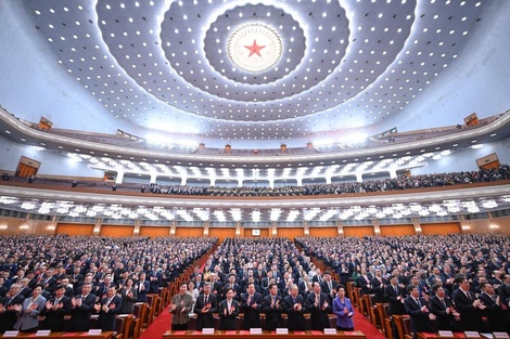 Delegados aplauden en la Asamblea Popular Nacional.