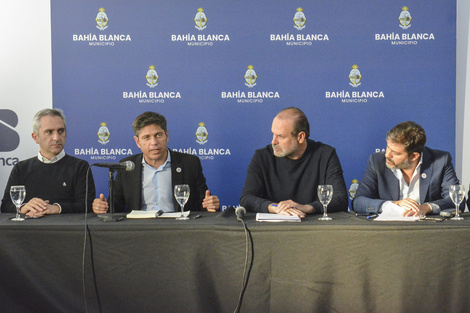 Axel Kicillof junto a Federico Susbielles, Andrés Larroque y Carlos Bianco en Bahía Blanca. 