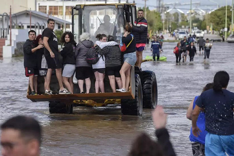 Los trabajadores municipales son una pieza clave para asistir a los vecinos de Bahía Blanca. 