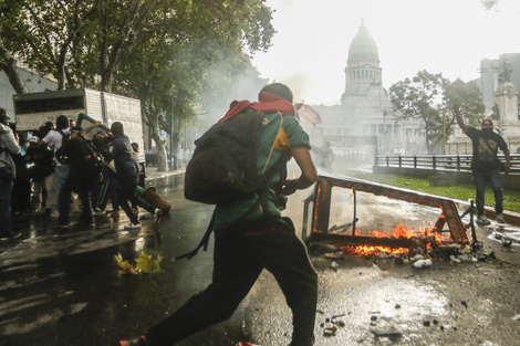 Pablo Grillo a punto de sacar una foto instantes antes de ser herido por la cartucho de gas lacrimógeno.