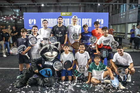 Los campeones rodeados de niños