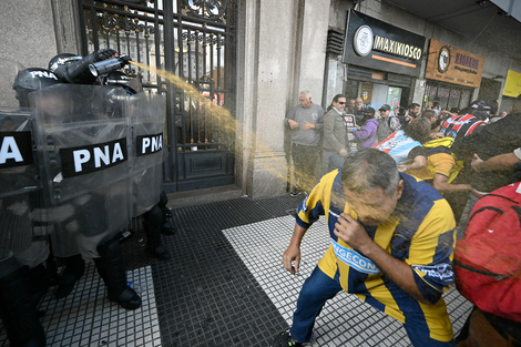 Un hincha y varios policías, listos para la represión