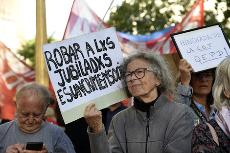 "Rosario abraza una vez más a sus jubilados", se escuchó en la plaza.