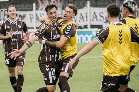 Los jugadores de Platense festejan