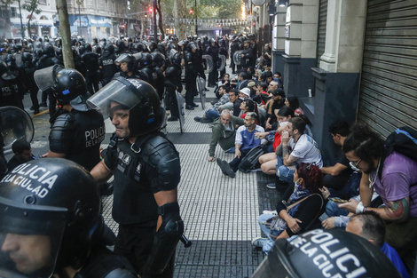 Detenidos de a decenas, una marca de la represión de ayer. 