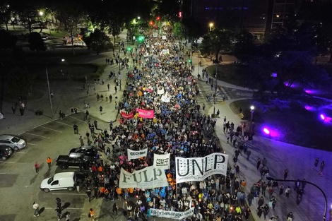 Los universitarios platenses siguen peleando por mejores salarios. 