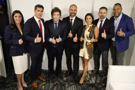 Luara Belén Arrieta, a la derecha del Presidente, durante la cumbre de la CPAC en diciembre pasado.