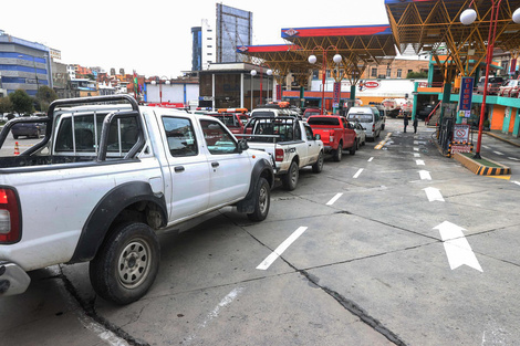 Largas filas de autos en las estaciones de servicio. 