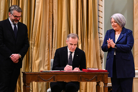 Carney firma un documento al asumir como primer ministro de Canadá.