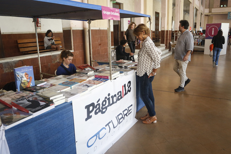 El stand de Página/12 recibió múltiples consultas por sus ediciones en la materia