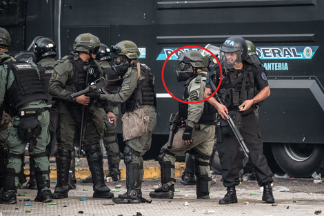 "El tipo dispara, se gira y se va atrás del grupo", dijo la fotorreportera sobre el efectivo que tiene el pie apoyado sobre el cordón de la vereda.