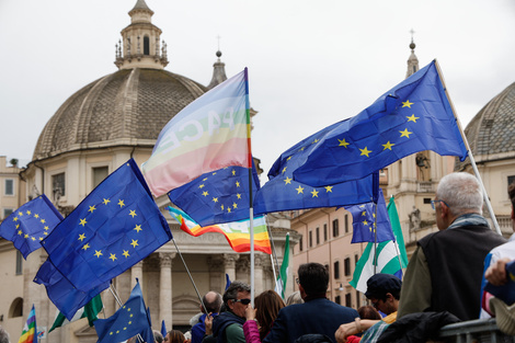 Manifestantes en apoyo de la unidad europea se congregaron en Roma.