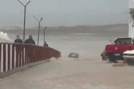 Temporal en Las Grutas: el agua arrastró un vehículo al mar