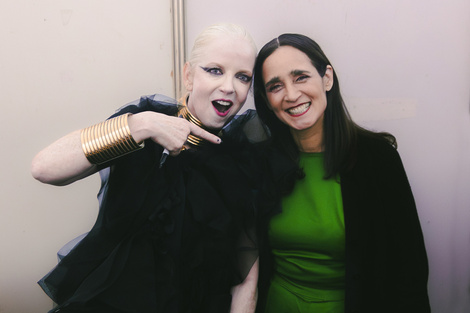 Shirley Manson, cantante de Garbage, junto a Julieta Venegas en Chile. Imagen: Gentileza Dandi Warhol.