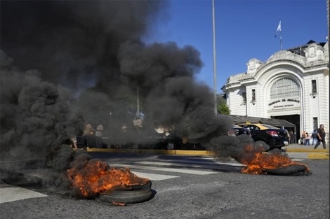 La protesta incluyó corte de calle y quema de neumáticos.