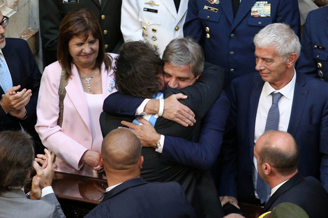 Javier Milei y el ministro de Economía, Luis Caputo, durante la apertura de sesiones ordinarias del Congreso.