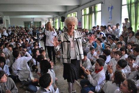 Las Abuelas también buscan a sus nietos en las escuelas. 