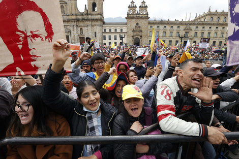 Colombia: miles de personas marcharon en apoyo a las reformas laboral y de salud