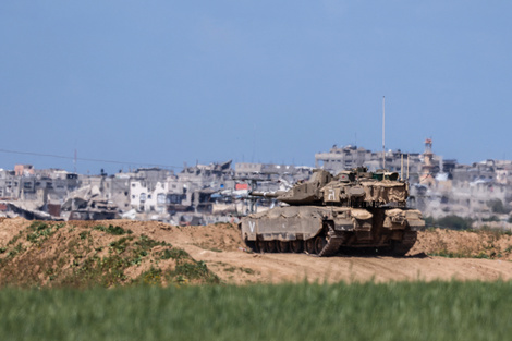 Un tanque israelí se moviliza en la frontera norte de la Franja de Gaza.