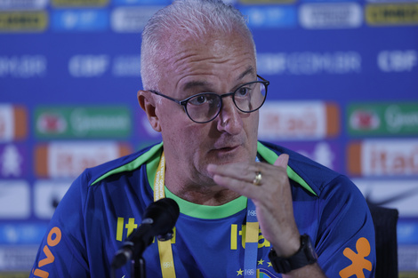 Dorival, el entrenador de Brasil, va con cuatro en ataque.