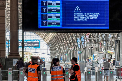 En las estaciones de trenes prometían represión a los manifestantes.