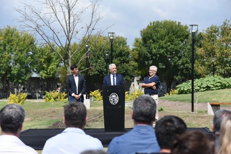 Alak inauguró las obras en el cementerio.