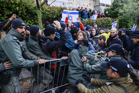 Israel: la policía agrede al líder de izquierda Yair Golan en las protestas contra Netanyahu