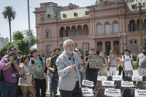 Docentes universitarios dieron una clase pública para el Gobierno en Plaza de Mayo, pero todos pegaron "faltazo"