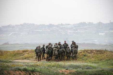 Soldados israelíes ocupan posiciones en el norte de la Franja de Gaza.