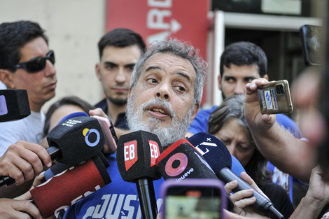 Fabián Grillo habló frente al Hospital para dar precisiones sobre las acciones judiciales que entablará. 