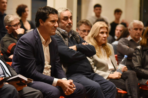 Maximiliano Abad y Miguel Fernández, referentes del oficialismo en el Comité Provincia, junto a la diputada Alejandra Lorden. 