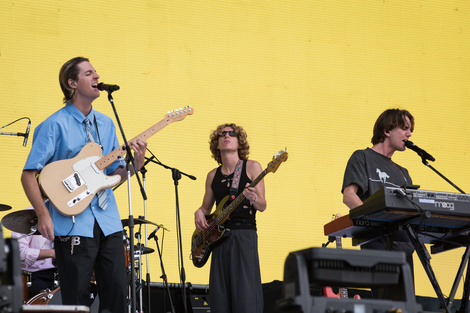 Disclaimer: esta foto es de Parcels en el Lollapalooza, pero no en el sideshow de C Art Media, sino en el Hipódromo de San Isidro