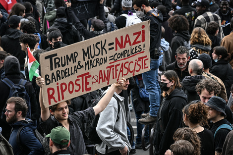 Un manifestante sostiene un cartel tildando de nazis a Trump y Musk en París.