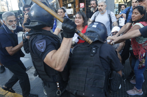 Una de las postales que dejó la violenta represión a la marcha de los jubilados.