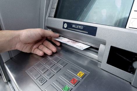 Los bancos no cobran por operar en los cajeros propios.