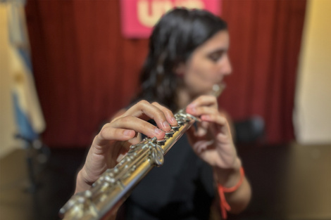 Agustina Michati, graduada en flauta traversa  en la UNR.
