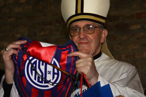 Jorge Bergoglio con un escudo de San Lorenzo de Almagro, el club de sus amores