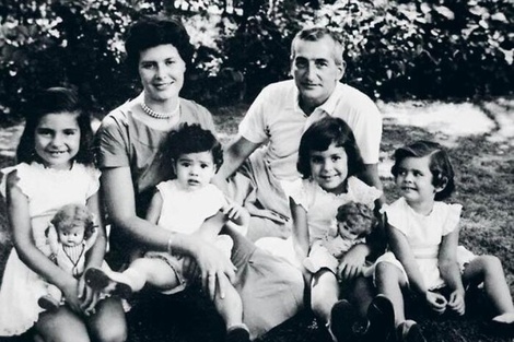 Héctor Germán Oesterheld, en la foto junto a su esposa y sus cuatro hijas, fue secuestrado y desaparecido por la dictadura el 27 de abril de 1977