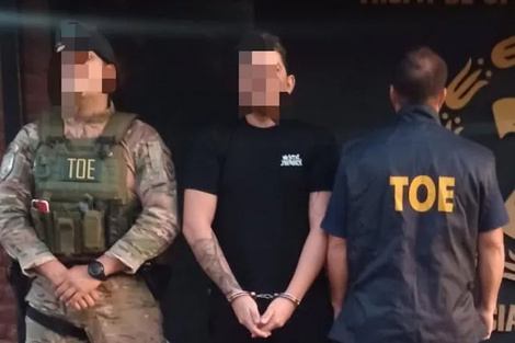 El policía Garraza cuando se entregó a la Tropas de Operaciones Especiales.