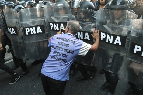Otro miércoles de represión en la marcha de jubilados en Congreso