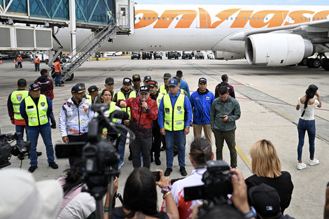 Diosdado Cabello recibe en Caracas a migrantes deportados desde EE.UU. a México.