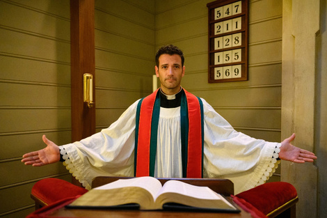 Colin Donnell encarna al reverendo en cuestión. 