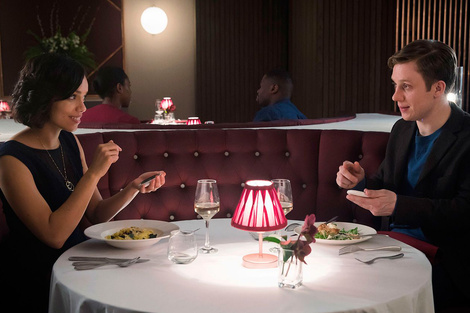 En "Hang de DJ", capítulo de Black Mirror la IA puesta al servicio de encontrar el amor llega a lugares siniestros