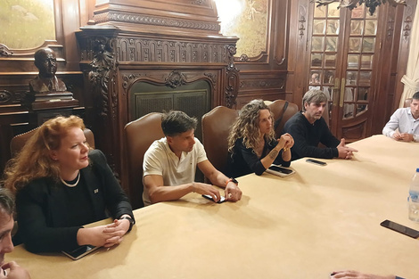 Paula Sagué (tercera de izquierda a derecha) es precandidata a concejala de Rosario. (Fuente: Gentileza)
