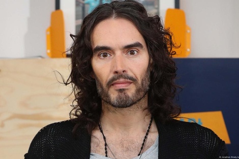 Russell Brand es conocido por su irreverente estilo de comedia, su paso por películas como Get Him to the Greek y su matrimonio con la cantante Katy Perry.  (Fuente: Redes sociales)