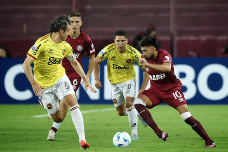 Marcelino Moreno, autor del primer gol del Granate, lleva la pelota