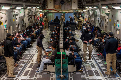 Trump ordena deportar de inmediato a miles de migrantes beneficiarios del CBP One